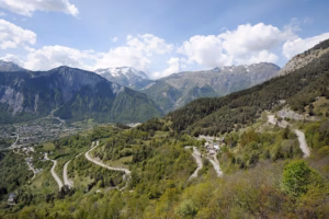 divHeavy-traffic-closes-main-road-to-Alpe-dHuez-early-on-Thursday-ahead-of-double-mountaintop-finishes-of-Tour-de-Francediv