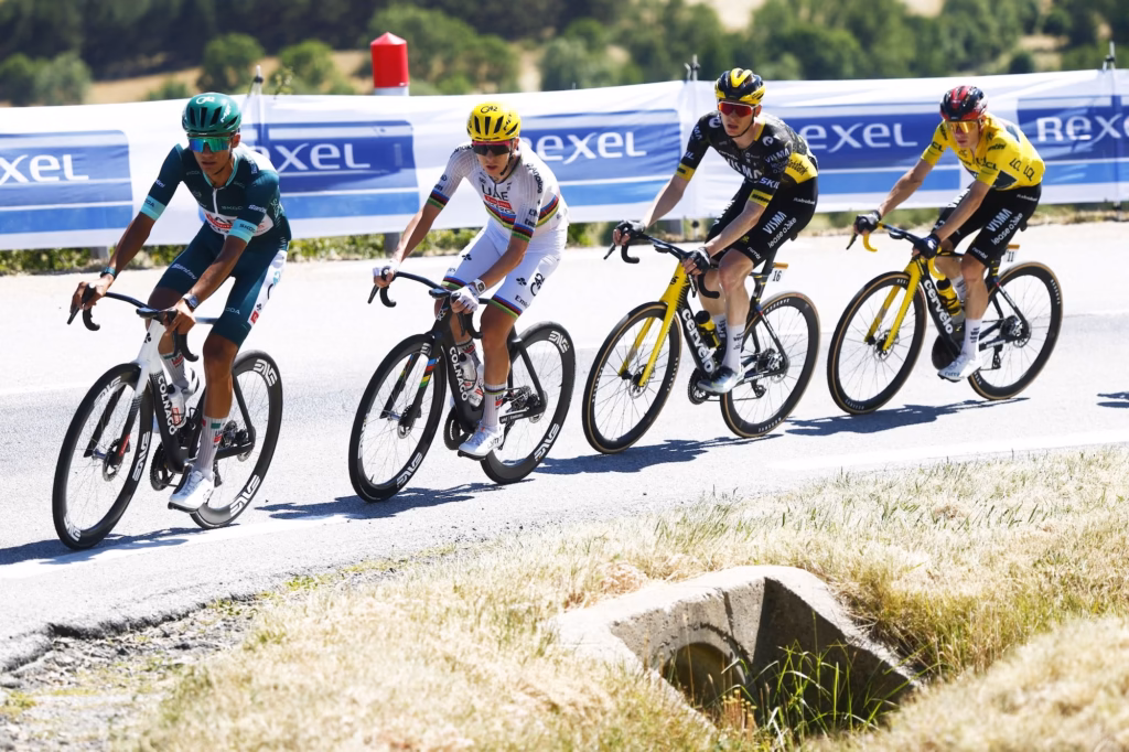 divIt-was-super-important-to-be-up-there-for-him-Isaac-del-Toro-pays-back-Tadej-Pogacar-with-huge-effort-to-set-up-Tour-de-France-stage-victory-in-Les-Anglesdiv