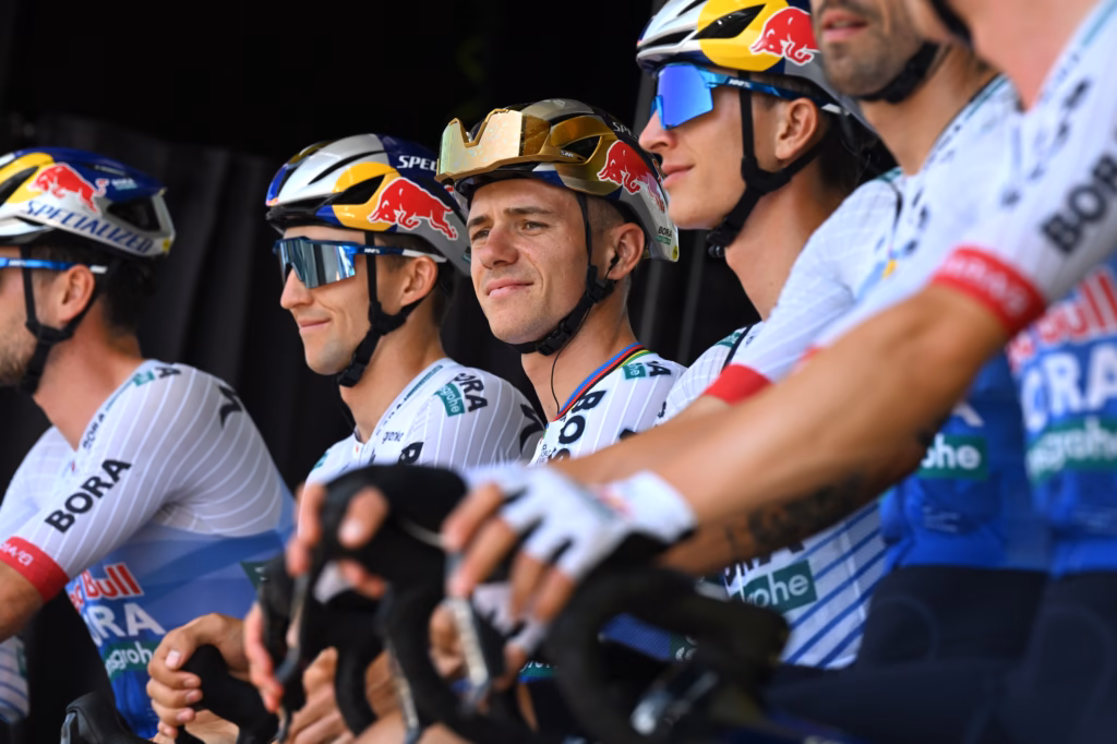 divRemco-Evenepoel-and-Florian-Lipowitz-are-putting-on-a-happy-face-at-the-Tour-de-France-but-Im-not-really-buying-it-–-is-anyonediv