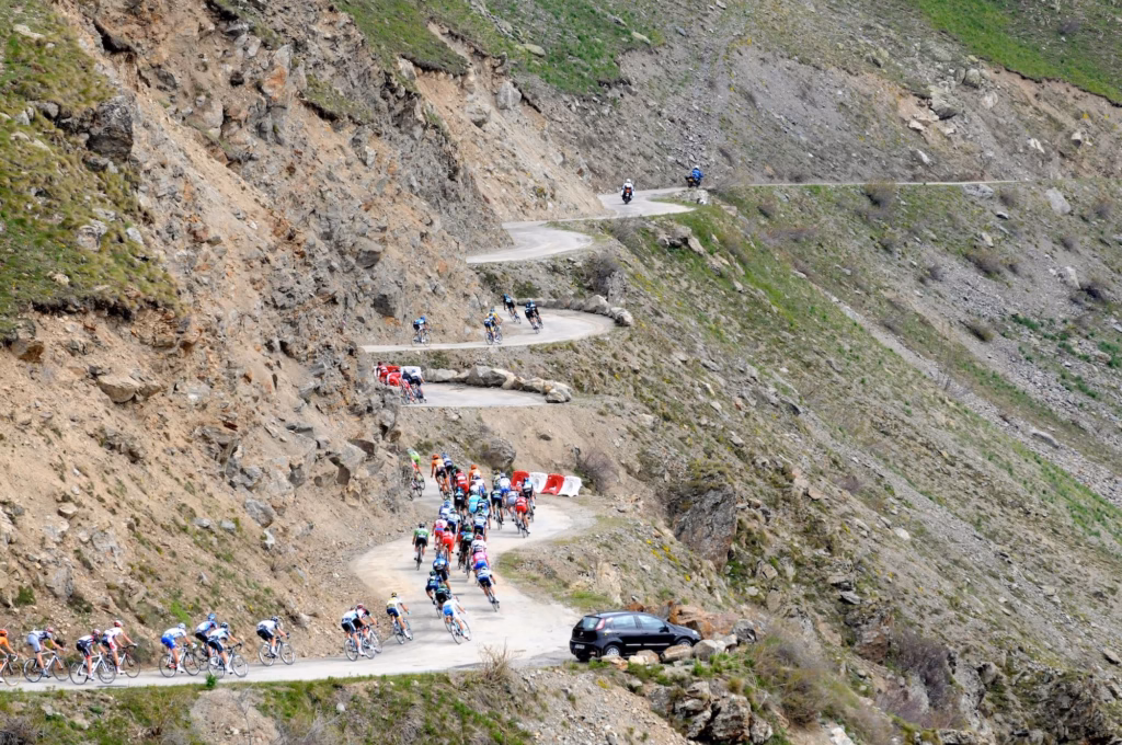divStorms-spark-mudslides-on-controversial-Tour-de-France-stage-route-to-Col-de-Sarenne-near-Alpe-dHuezdiv