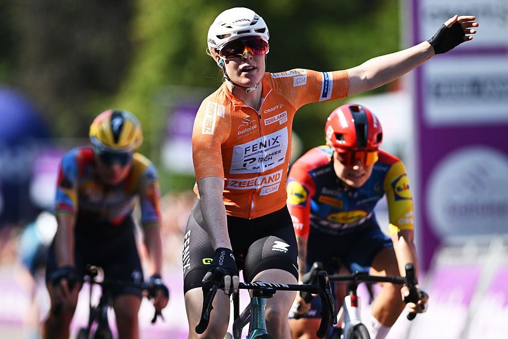 GP Lucien Van Impe 2026: Charlotte Kool wins rain-soaked sprint in Erpe-Mere