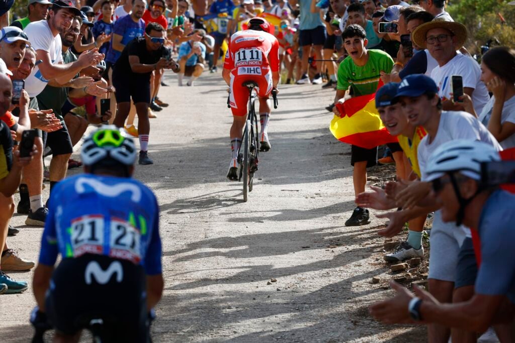 divI-was-like-whats-going-on-is-this-a-spectator-Tadej-Pogacar-surprised-by-Enric-Mas-on-Vuelta-a-Espana-gravel-climbdiv