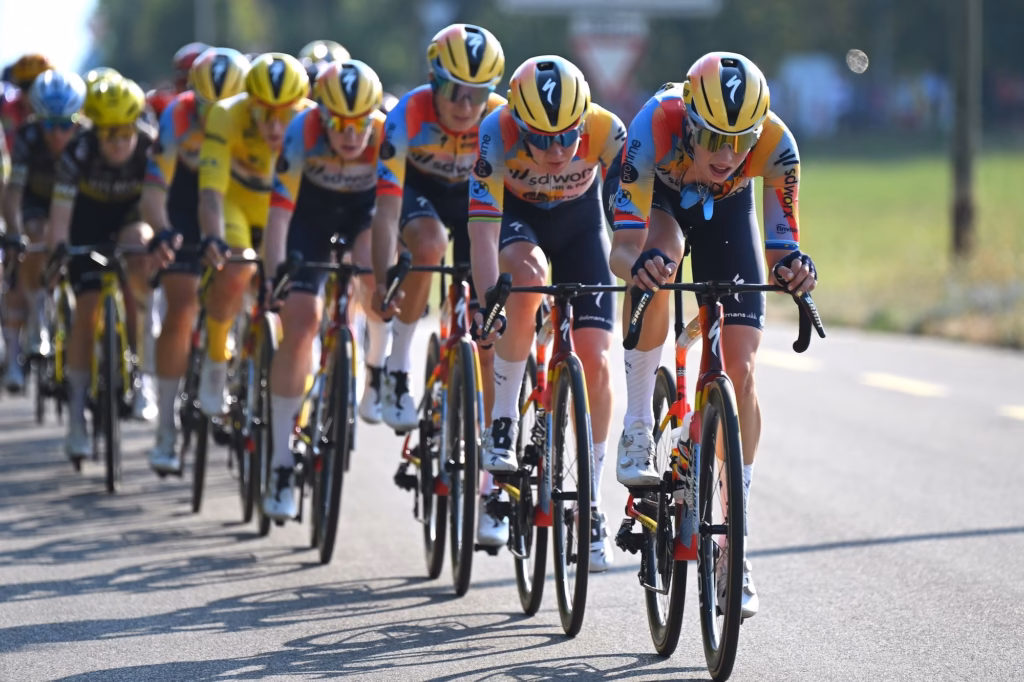 divWe-could-not-let-this-slip-through-our-fingers-–-SD-Worx-Protime-face-burden-of-favourites-as-they-burn-through-whole-team-on-Tour-de-France-Femmes-sprint-stagediv