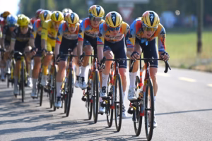 divWe-could-not-let-this-slip-through-our-fingers-–-SD-Worx-Protime-face-burden-of-favourites-as-they-burn-through-whole-team-on-Tour-de-France-Femmes-sprint-stagediv