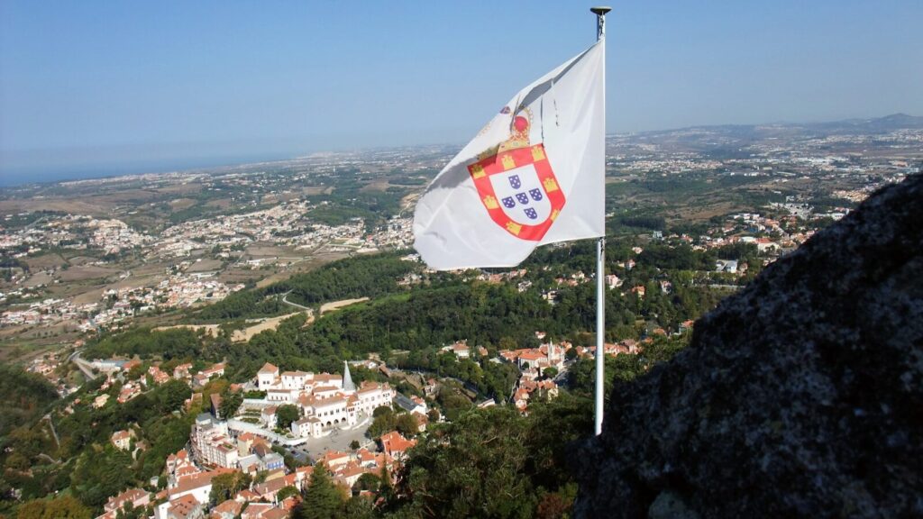 Sintra whiite flag on pole