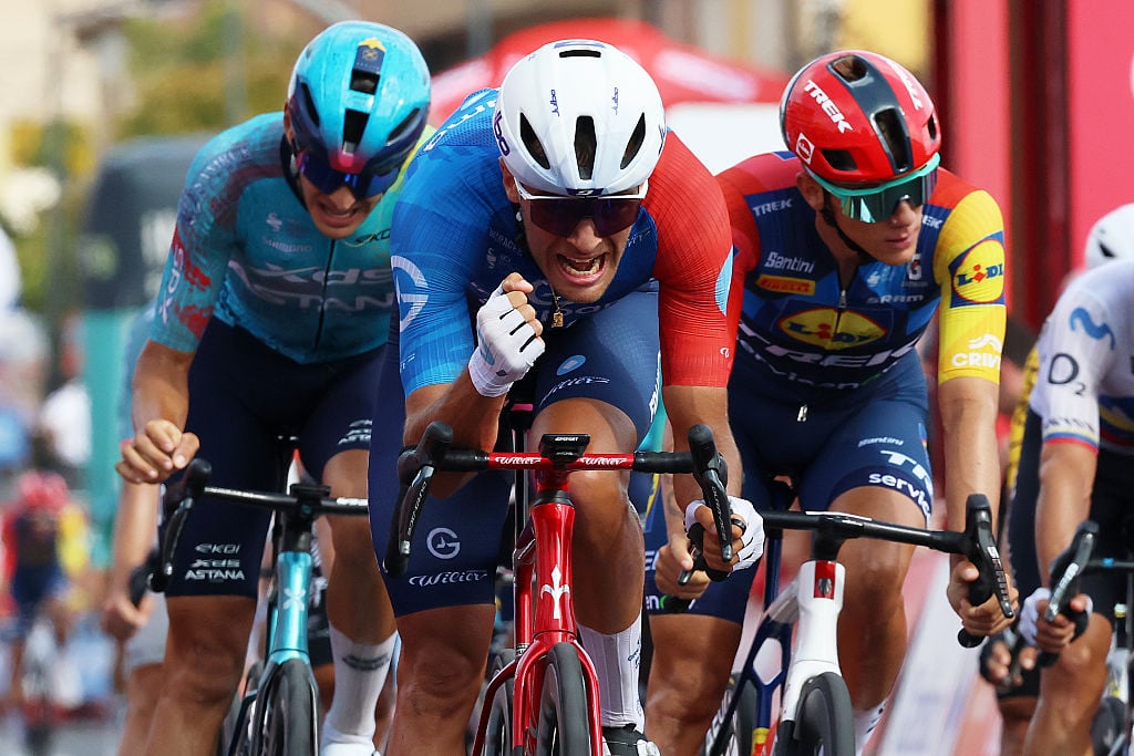 Vuelta a España 2026 stage 10: Bastien Tronchon wins chaotic Elche de la Sierra sprint after late attackers caught on the line