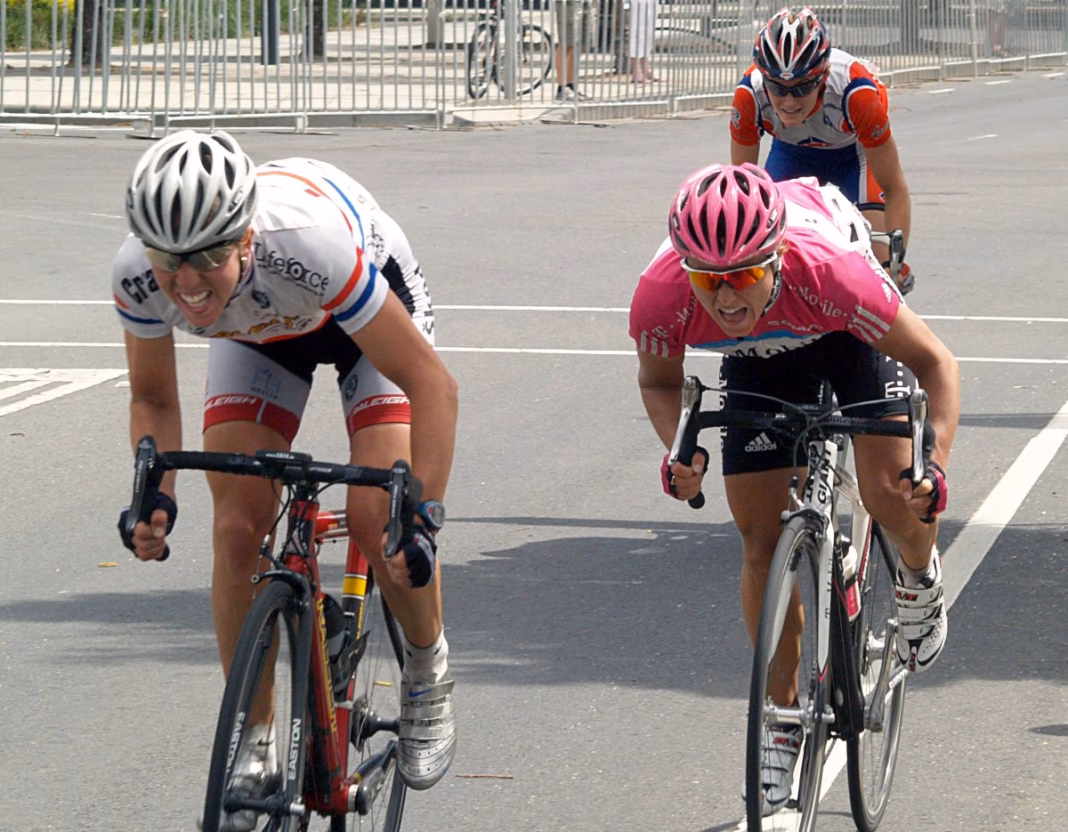 Nicole Cooke sprinting against Oenone Wood at the 2007 Geelong World Cup after Univega became Raleigh-Lifeforce