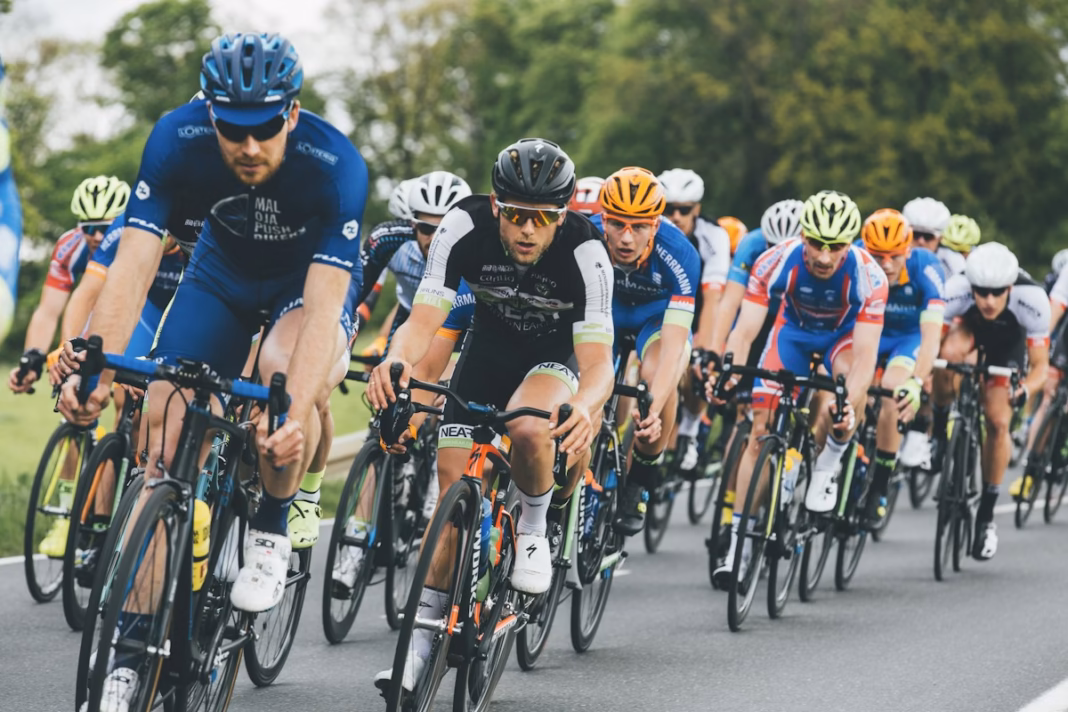 A road-racing peloton travelling in formation, photograph by Markus Spiske