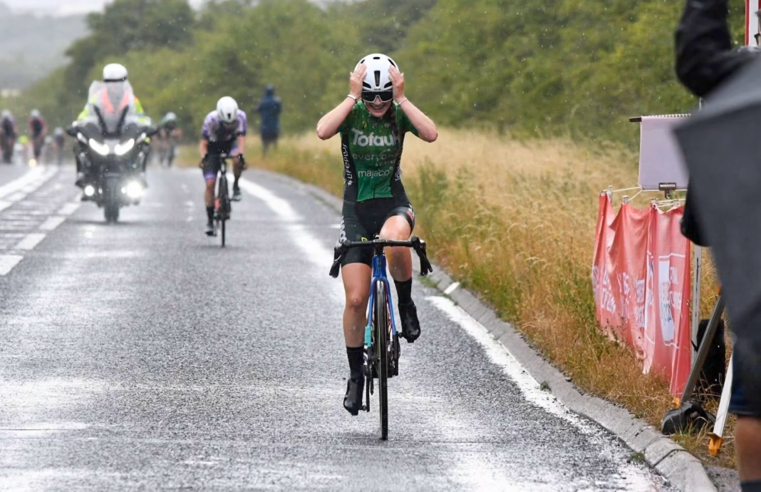 Ruby Isaac winning the 2025 British junior road race championship