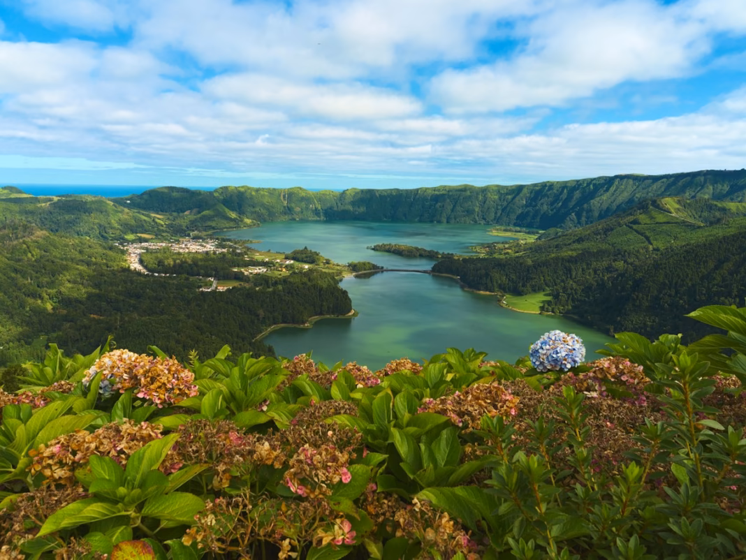 Cycling in São Miguel, Azores: crater climbs, routes and practical advice